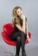 Jeune séductrice dans un fauteuil rouge Jeune séductrice dans un fauteuil rouge