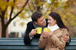 Paar trinkt Tee im Herbst