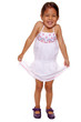 petite fille coquine qui lève sa robe pour danser petite fille coquine qui lève sa robe pour danser