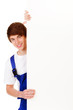 junger bauarbeiter mit hinweisschild