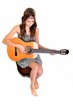 Une belle jeune femme avec une guitare acoustique Une belle jeune femme avec une guitare acoustique