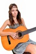 Une belle jeune femme avec une guitare acoustique Une belle jeune femme avec une guitare acoustique