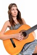 Une belle jeune femme avec une guitare acoustique Une belle jeune femme avec une guitare acoustique