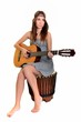 Une belle jeune femme avec une guitare acoustique Une belle jeune femme avec une guitare acoustique