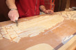 Foto: Schmalzkuchenteig schneiden Schmalzkuchenteig schneiden