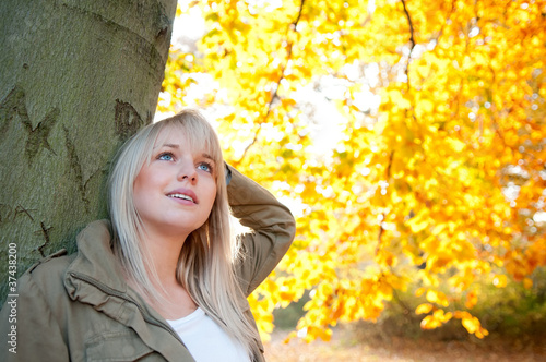 Foto: teenager steht an einem baum teenager steht an einem baum