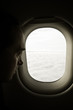 homme regardant au hublot de l'avion