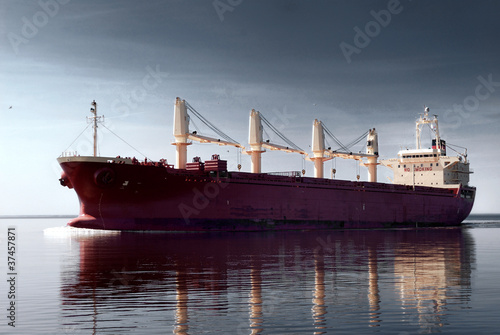 Foto: cargo ship sailing in still water cargo ship sailing in still water