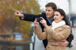 Foto: Paar macht Sightseeing in Stadt Paar macht Sightseeing in Stadt