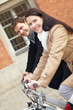 Mann und Frau auf Fahrrad