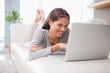 Foto: Woman on the sofa chatting online Woman on the sofa chatting online