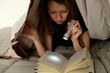junge Frau beim lesen