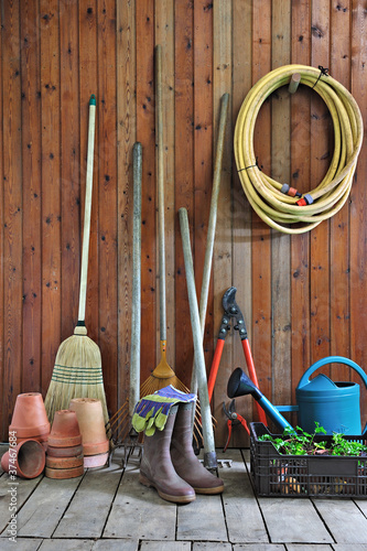 Photo: outils du jardinier, entreposé dans l'abris de jardin outils du jardinier, entreposé dans l'abris de jardin