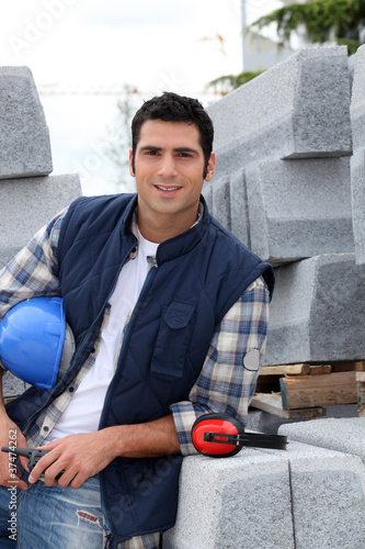 Foto: Construction worker stood holding hard hat Construction worker stood holding hard hat