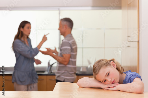 Foto: Sad little girl listening her parents having an argument Sad little girl listening her parents having an argument