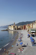 Détente et baignade sur la plage du village
