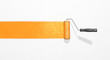 weiße Wand mit Farbstreifen, orange