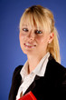 Junge Frau mit Bewerbungsmappe