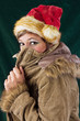 Schöne Frau mit Nikolaus Mütze