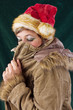 Femininer Weihnachtsmann mit geschlossenen Augen