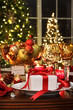 Foto: Festive table setting with red ribbon gift Festive table setting with red ribbon gift