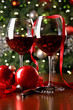 Foto: Holiday background with glasses of red wine Holiday background with glasses of red wine
