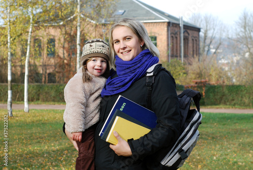 Foto: Studentin mit Kind Studentin mit Kind