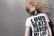 Junge Frau mit Tshirt schüttelt ihre Haare