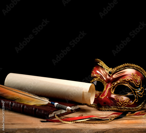 Foto: Art still life over old wooden desk Art still life over old wooden desk