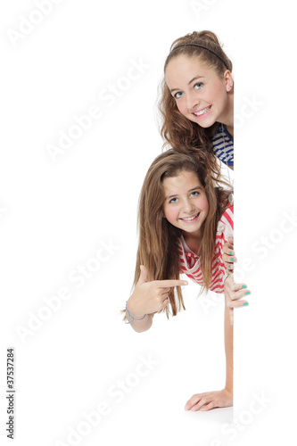 Foto: Jeunes filles pancarte panneau blanc Jeunes filles pancarte panneau blanc