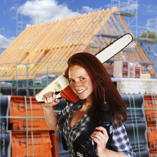 Foto: Junge Handwerkerin auf dem Bau Junge Handwerkerin auf dem Bau