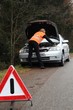 Foto: Autopanne mit Frau vor Motorhaube 2 Autopanne mit Frau vor Motorhaube 2