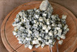formaggio gorgonzola a cubetti su tagliere di legno formaggio gorgonzola a cubetti su tagliere di legno
