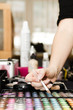 Make up mit Hand und Pinsel