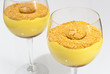 Dessert allo zabaione in coppa con granella di amaretto
