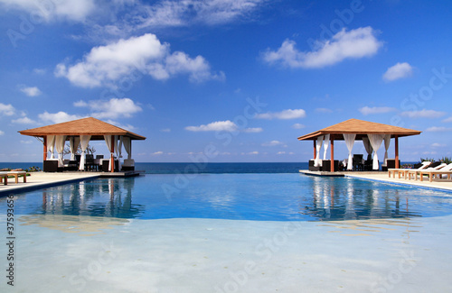 Foto: Pavilions and swimming pool near Atlantic Ocean Pavilions and swimming pool near Atlantic Ocean