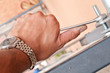 mano e chiave esagonale 2