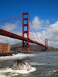 Golden gate bridge mit brandung