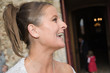 belle femme souriante au chignon belle femme souriante au chignon