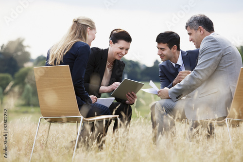 Foto: Business people having meeting outdoors Business people having meeting outdoors