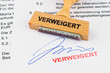 Holzstempel auf Dokument: Verweigert