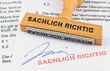 Holzstempel auf Dokument: Sachlich richtig