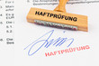 Holzstempel auf Dokument: Haftprüfung