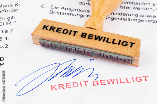 Foto: Holzstempel auf Dokument: Kredit bewilligt Holzstempel auf Dokument: Kredit bewilligt