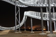 Achterbahn Skulptur bei Nacht