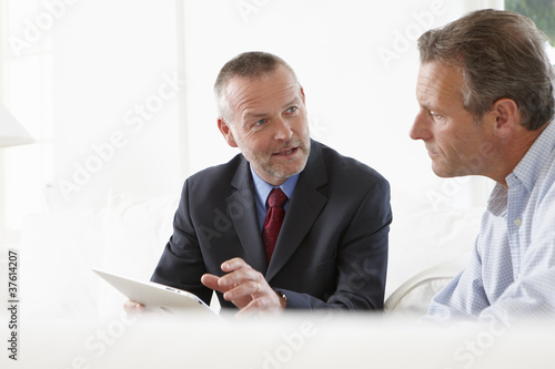 Foto: Financial advisor talking to customer Financial advisor talking to customer