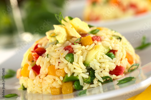 Foto: Vegetable risotto with scrambled egg on top Vegetable risotto with scrambled egg on top