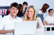 Foto: studentenpaar arbeitet am computer studentenpaar arbeitet am computer