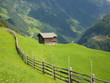 Holzhütte hinterm Zaun