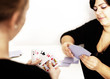 Frauen beim Karten spielen